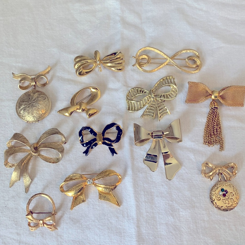 Lot of brooches- bow themed